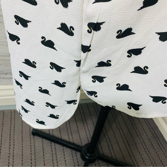 MERCER & Madison White Black Swans Prints Flowy Tunic Tank Hi Low V Neck Sz M/L - Picture 9 of 9